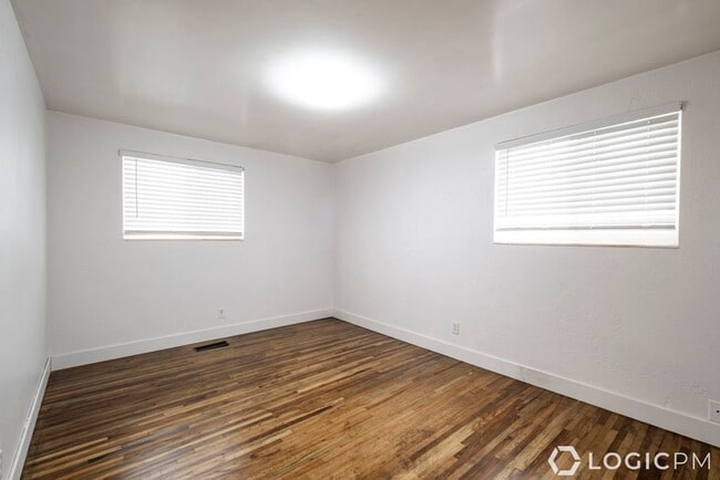 Building Photo - Stunning Single Family Home In Excellent L...