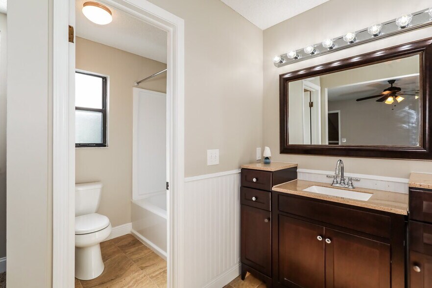 Building Photo - 6145 Island Forest Dr