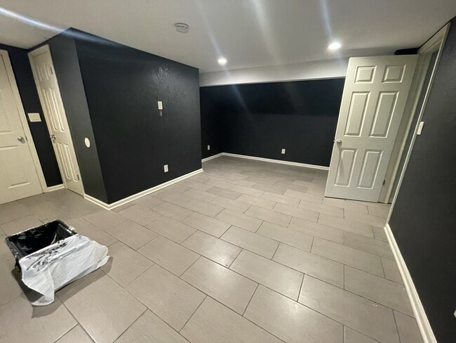 Building Photo - 4449 E 107th St