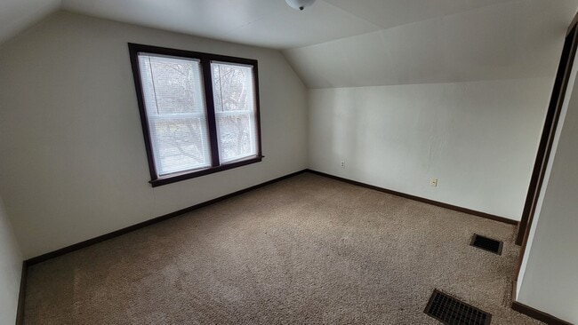 Building Photo - 1168 1/2 Shawano Ave