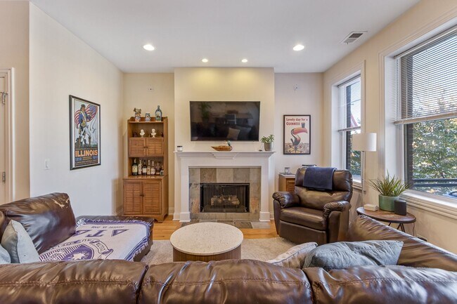 Building Photo - 1039 W Newport Ave