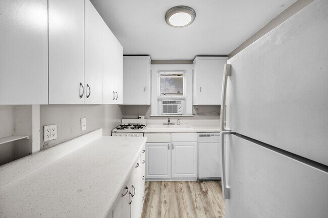 Building Photo - $25 Drive by & Apply 2 Beds 2 Bath House * Large Living/Dining + Bonus Room and Yard** Move in by...