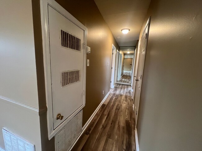 Building Photo - 3 bedroom 1 bathroom single level home