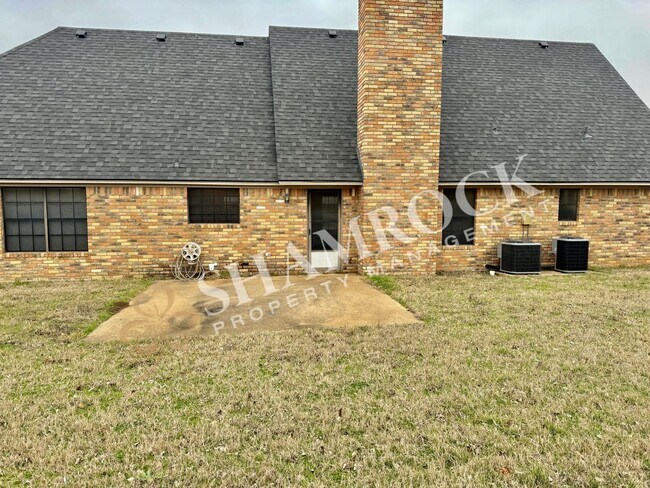 Building Photo - Spacious 3/2 in Lorena