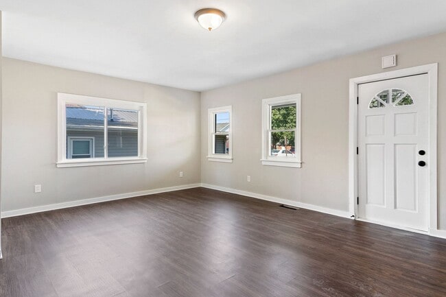 Building Photo - Coming Soon! Charming 3 Bedroom, 1.5 Bath ...