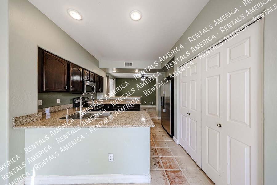 Building Photo - 2127 E Nighthawk Wy