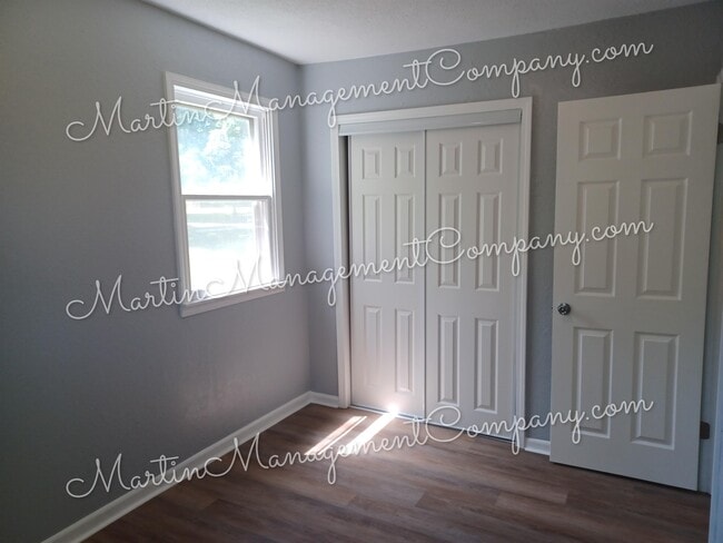 Building Photo - 109 E Clay St