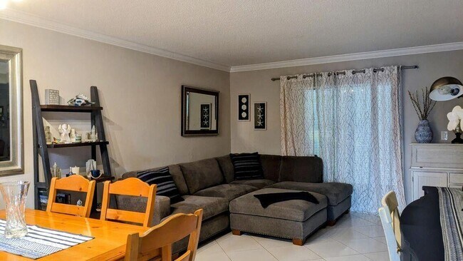 Building Photo - 2856 Garden Dr S