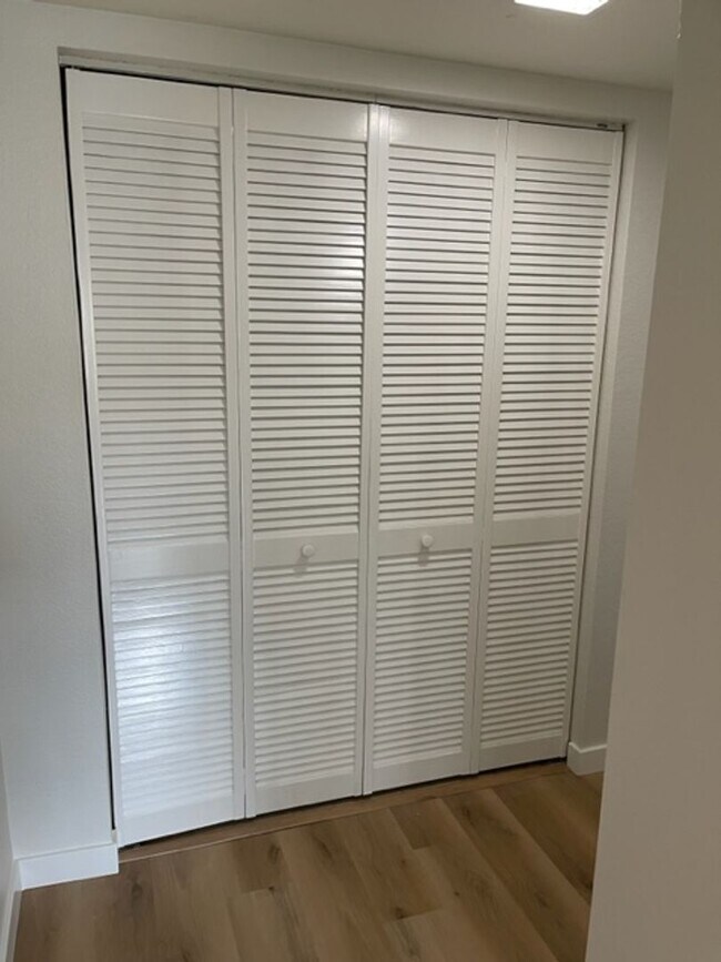 Building Photo - Large 2 Bedroom, 2 Bath Condo with 2 Parki...