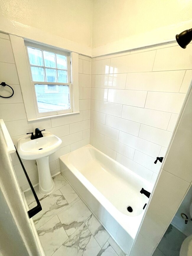 Building Photo - Spacious, studio located Echo Park! Move-i...