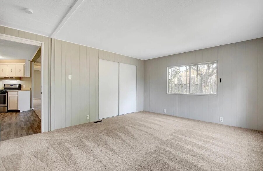 Building Photo - 136 Sir Thomas Dr
