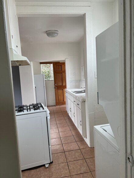 Building Photo - 533 Vernon Ave