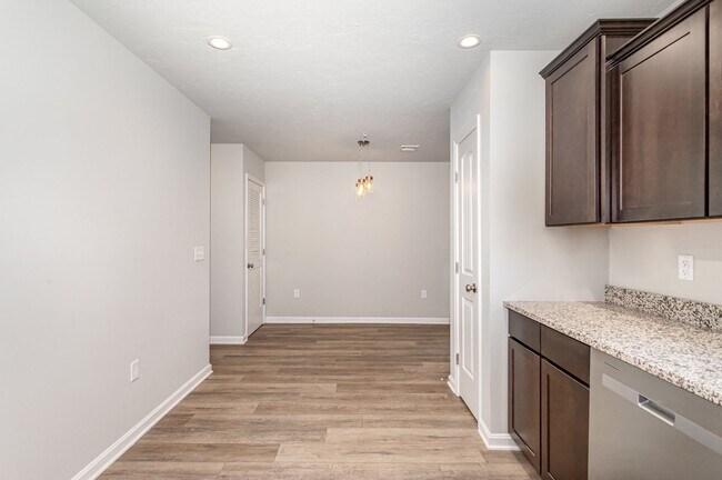 Building Photo - 652 N College St