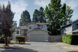 Building Photo - Immaculate, Sunny and Bright 4 Bedroom/2.5...