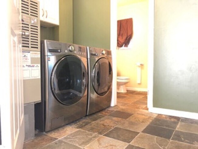 Building Photo - Spacious 4 bedroom in Finn Hill/Juanita area in a cul-de-sac with large backyard