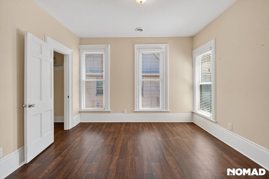 Building Photo - 1855 W 58th St