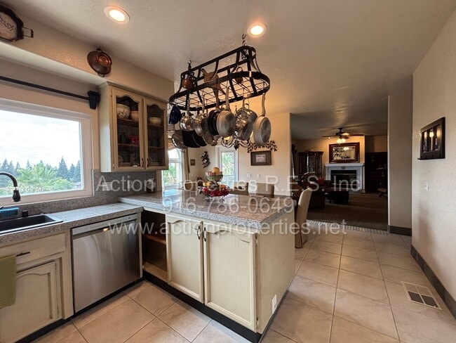 Building Photo - Gorgeous Villa - 3 Bed, 2.5 Bath - Beautiful Views - Highly Desirable Neighborhood!