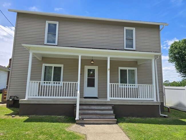 Building Photo - 1340 5th St