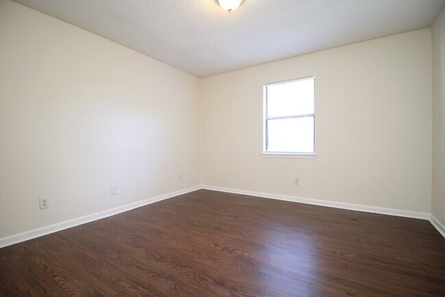 Building Photo - 2BR/1BA Apartment with Wood-Look Flooring,...