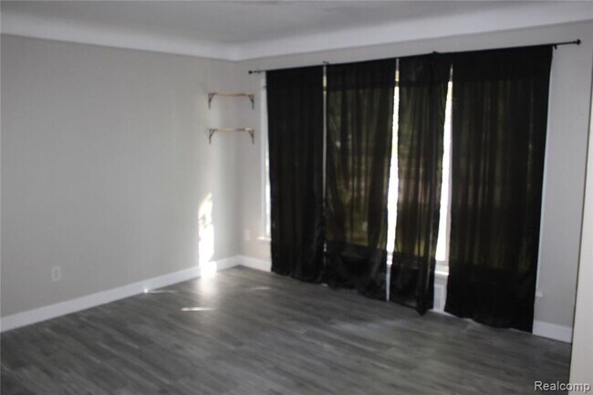 Building Photo - Updated Inkster 3 Bed / 1 Bath Home w/ Garage & Basement