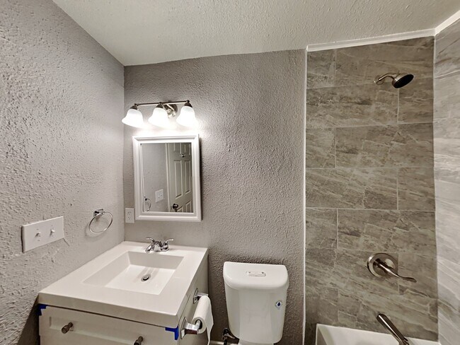 Building Photo - 1611 La Manda Blvd