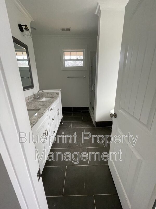 Building Photo - 521 59th Pl S