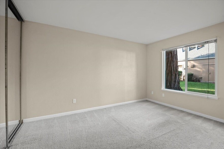 Building Photo - 215 Reflections Dr