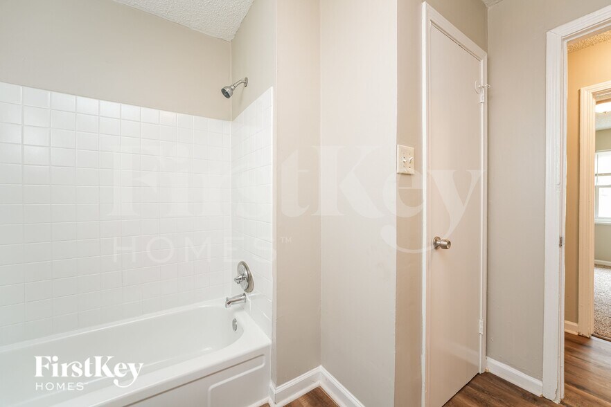 Building Photo - 123 Scarsdale Dr