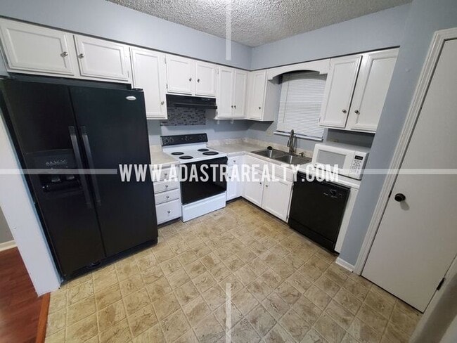 Building Photo - Beautiful Shawnee Home-AVAILABLE in JUNE!!