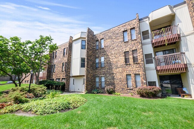 Building Photo - 2214 Country Club Dr