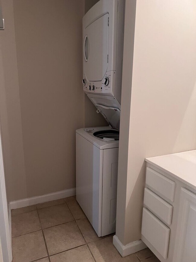 Building Photo - bg1024