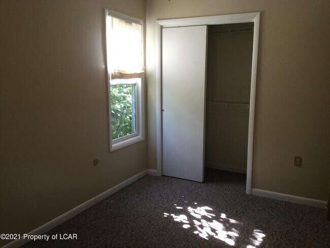 Building Photo - 457 Lake Louise Rd