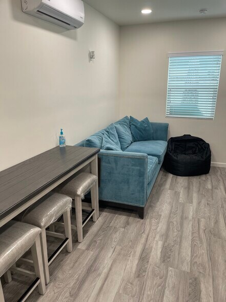 Dinning Area - 11221 Southwest Blvd