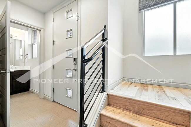 Building Photo - Modern Townhouse with Central AC and Rooft...