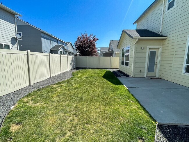 Building Photo - 2592 E Blackstone Dr