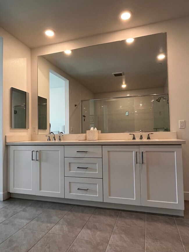 Building Photo - Luxury Condo in Lexington at Central Park West - Available Beginning of September!!