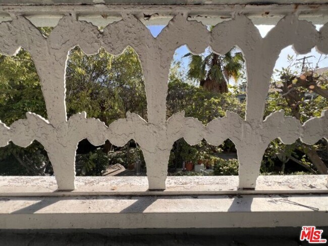 Building Photo - 1323 N Olive Dr