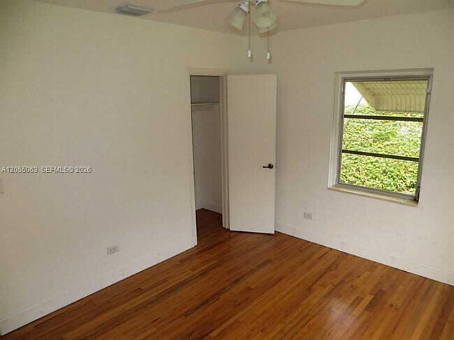 Building Photo - 5851 SW 28th St
