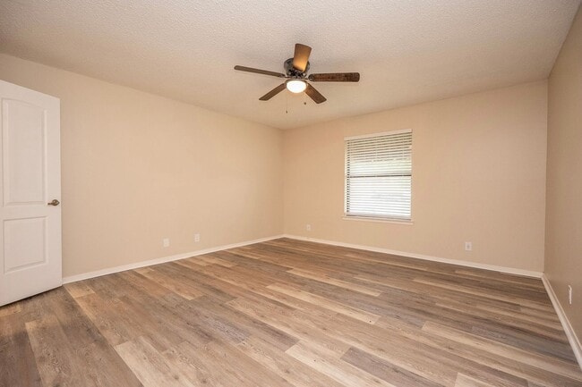 Building Photo - Updated 3-Bedroom Townhome with First-Floor Primary Suite