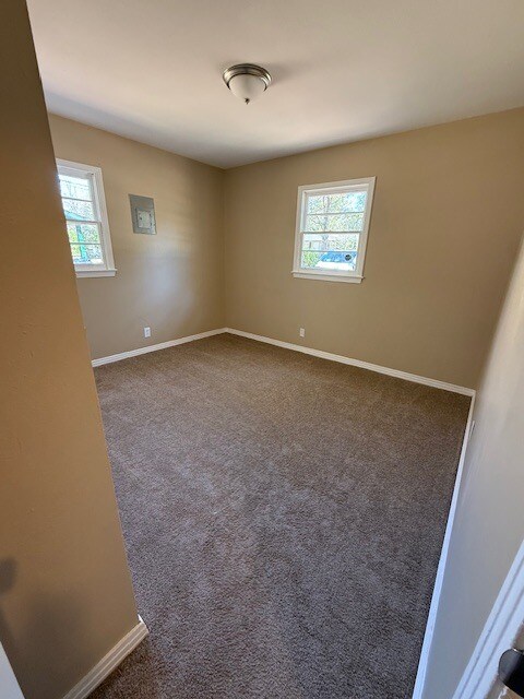 Building Photo - 1257 Devander Dr E