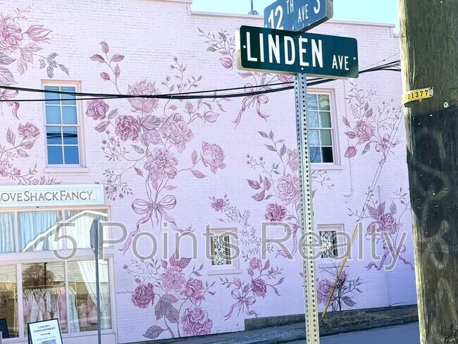 Building Photo - 2209 10th Ave S