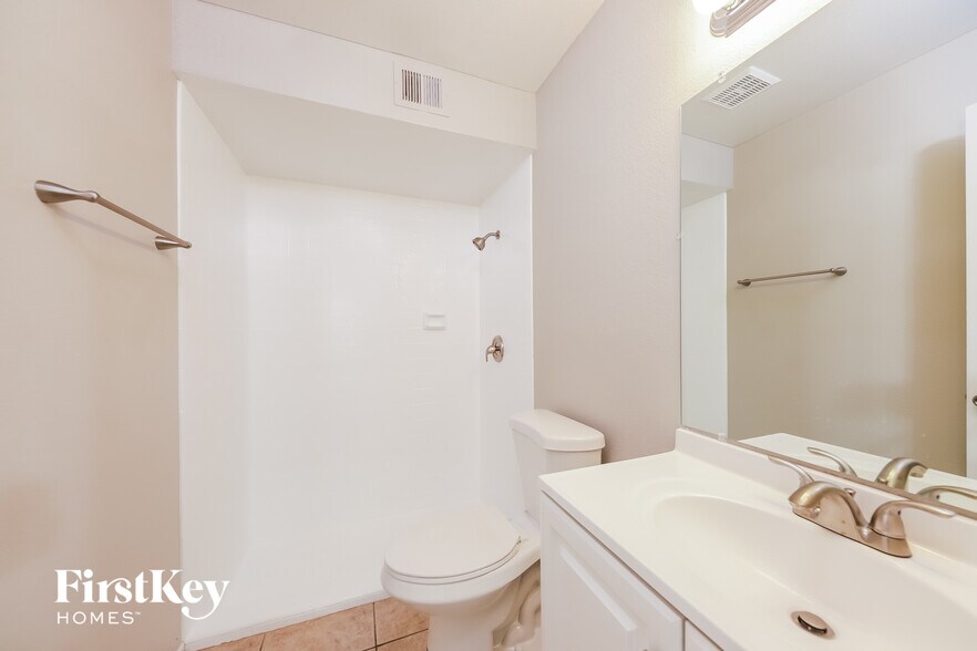 Building Photo - 9914 N 73rd Ave