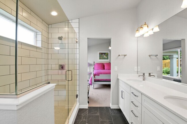 Building Photo - Beautiful "like new" home available for re...