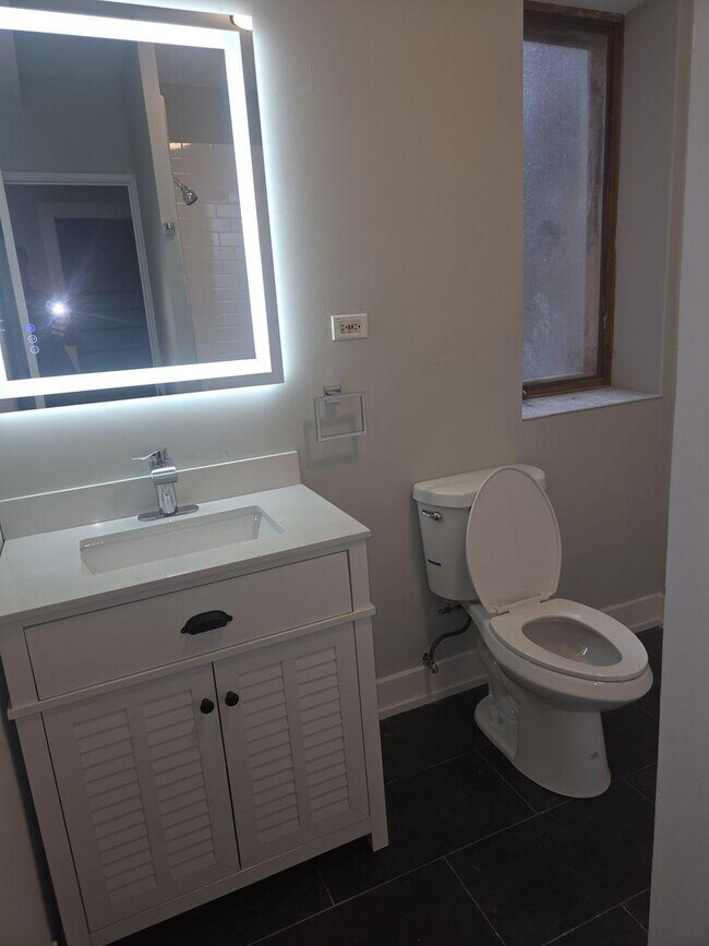 Building Photo - 3 bedroom in Chicago IL 60647