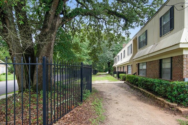 front image - Bay Oaks Apartments