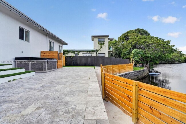 Building Photo - 655 NW 24th Ave