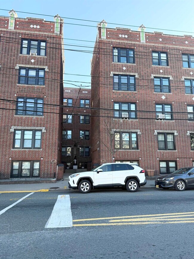 Building Photo - 3718 Park Ave