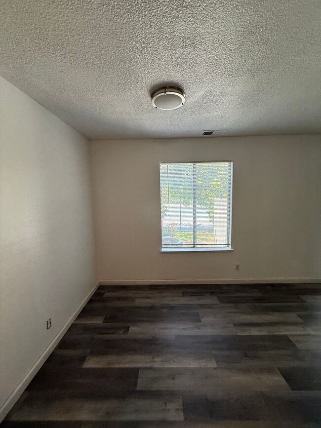 Building Photo - Beautifully Newly Refurbished Condo, 2 Bed...