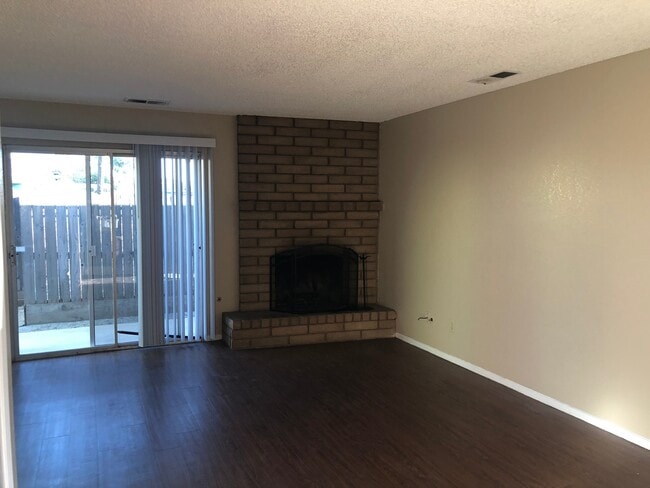 Building Photo - 464 N Cherry St