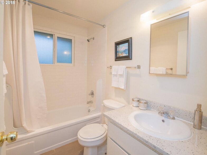 Building Photo - 1612 NE Liberty St